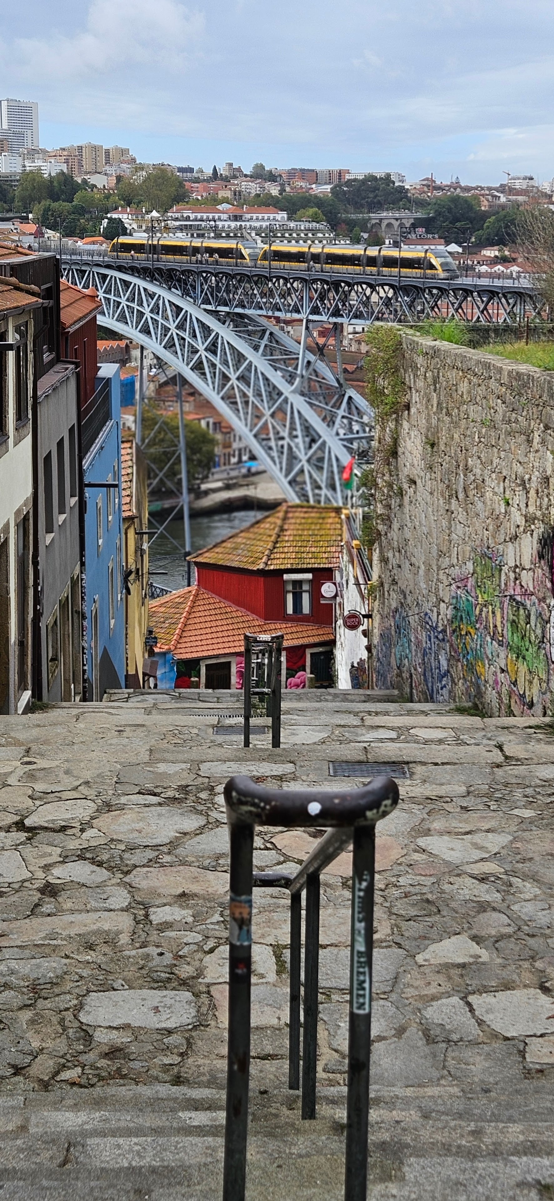 Escada dos Guindais stairs