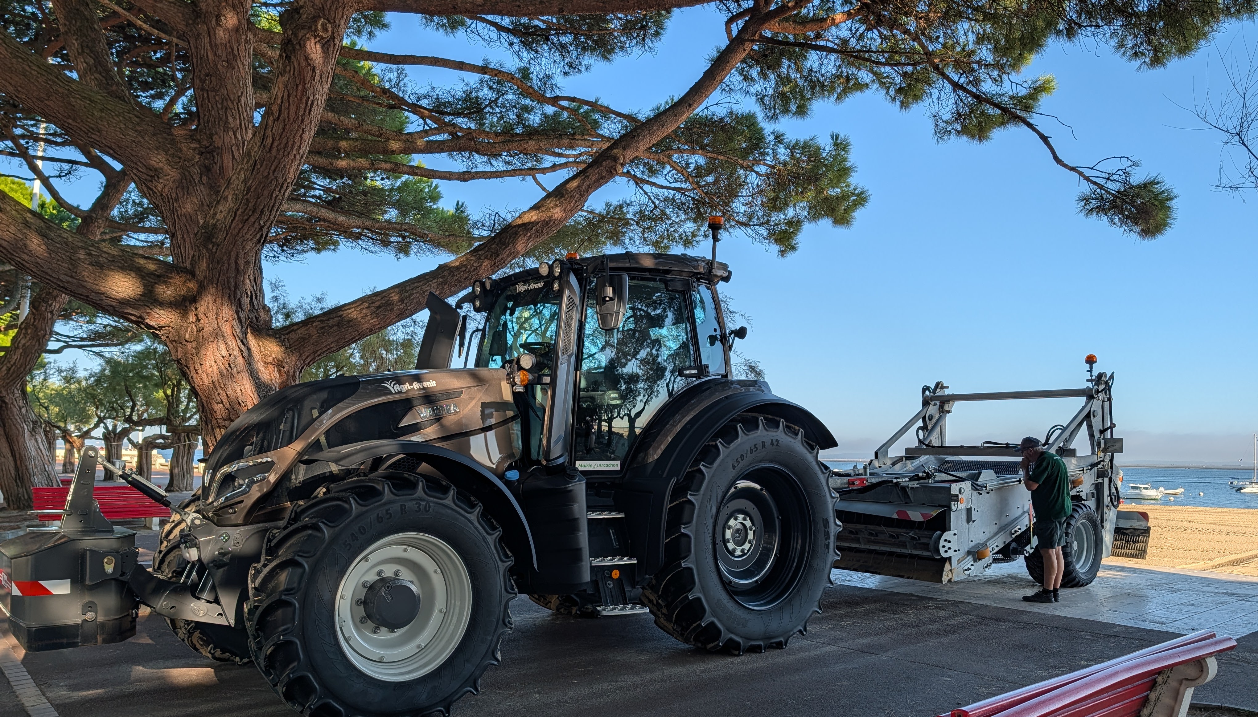 Beach cleaning tractor in Arcachon