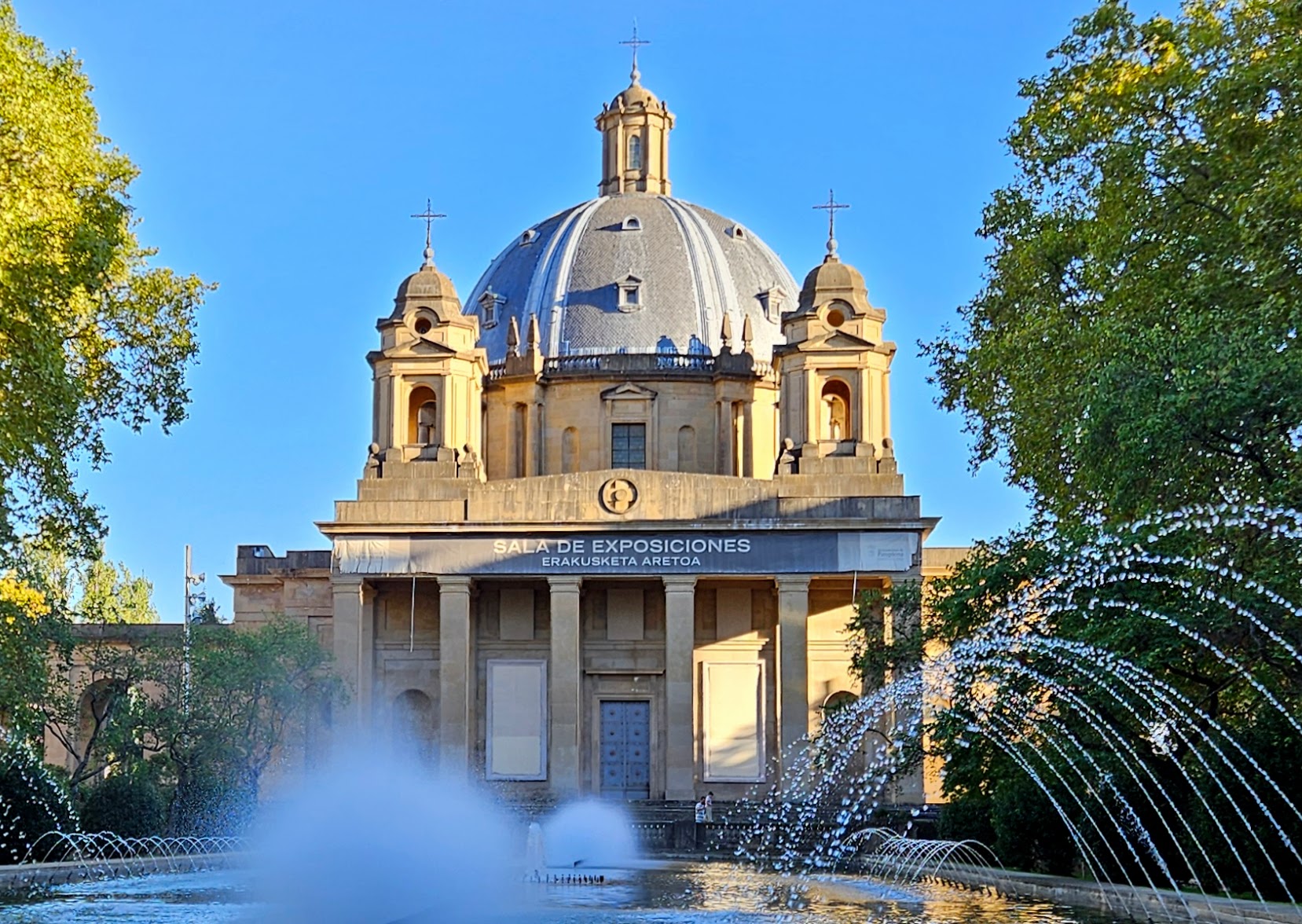 Exhibition hall fronted by fountains