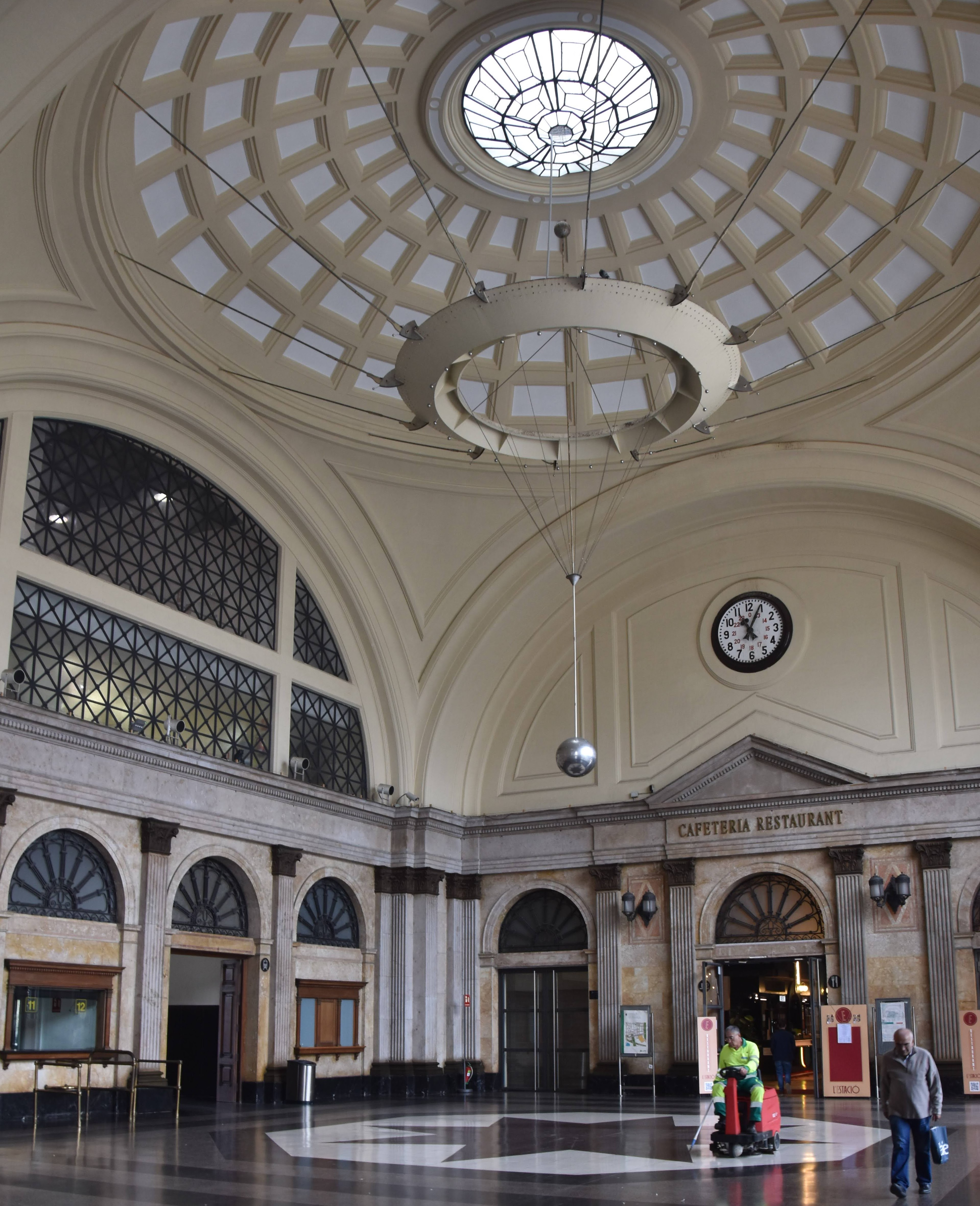 Inside the França train station