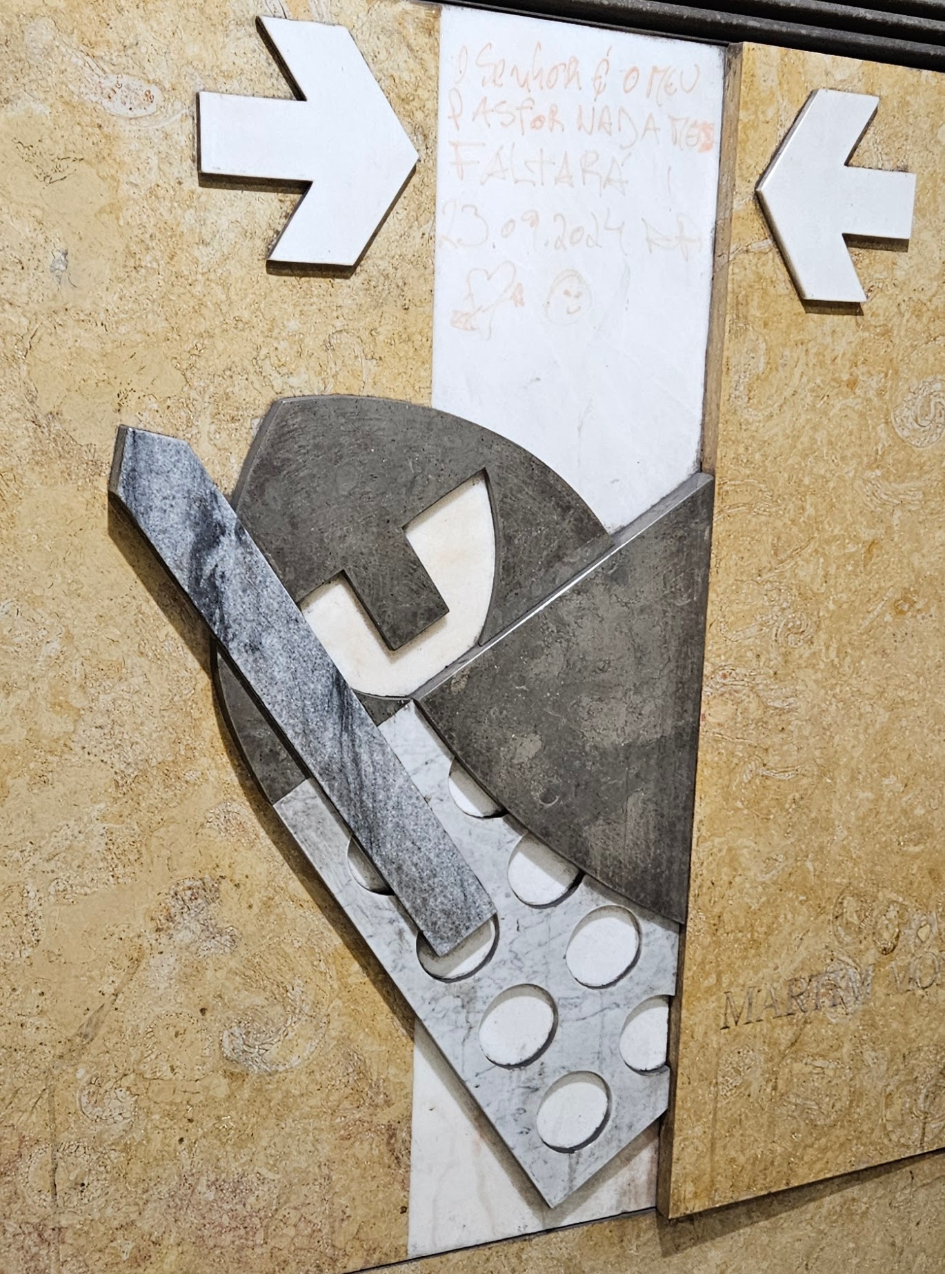 Cut stone mural in Lisbon metro - knight peeking