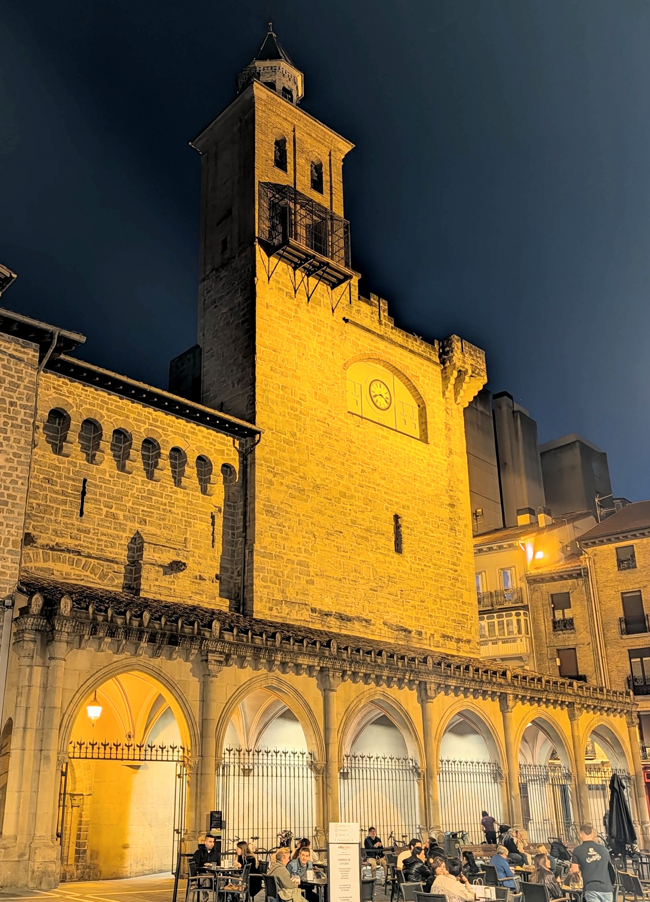 Alongside the Iglesia de San Nicolás