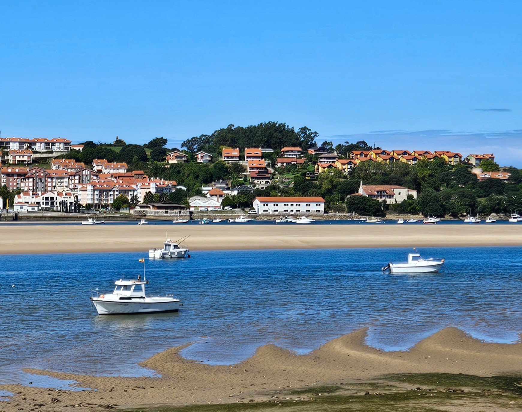 Boats at low tide in the San Vicente estuary