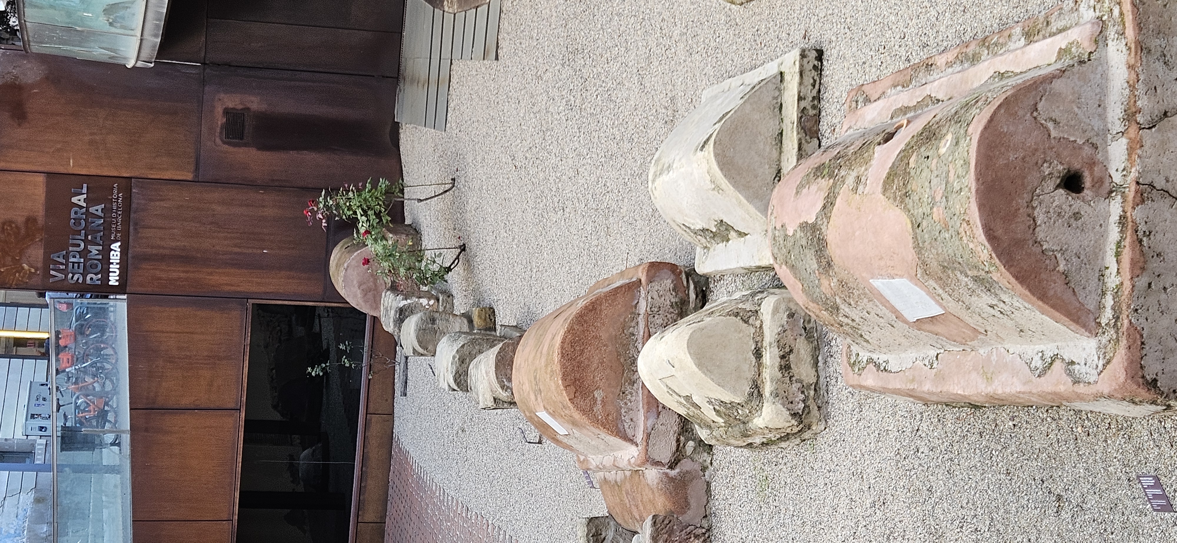 Roman tombs, Sepulchral way of the Plaça de la Villa de Madrid