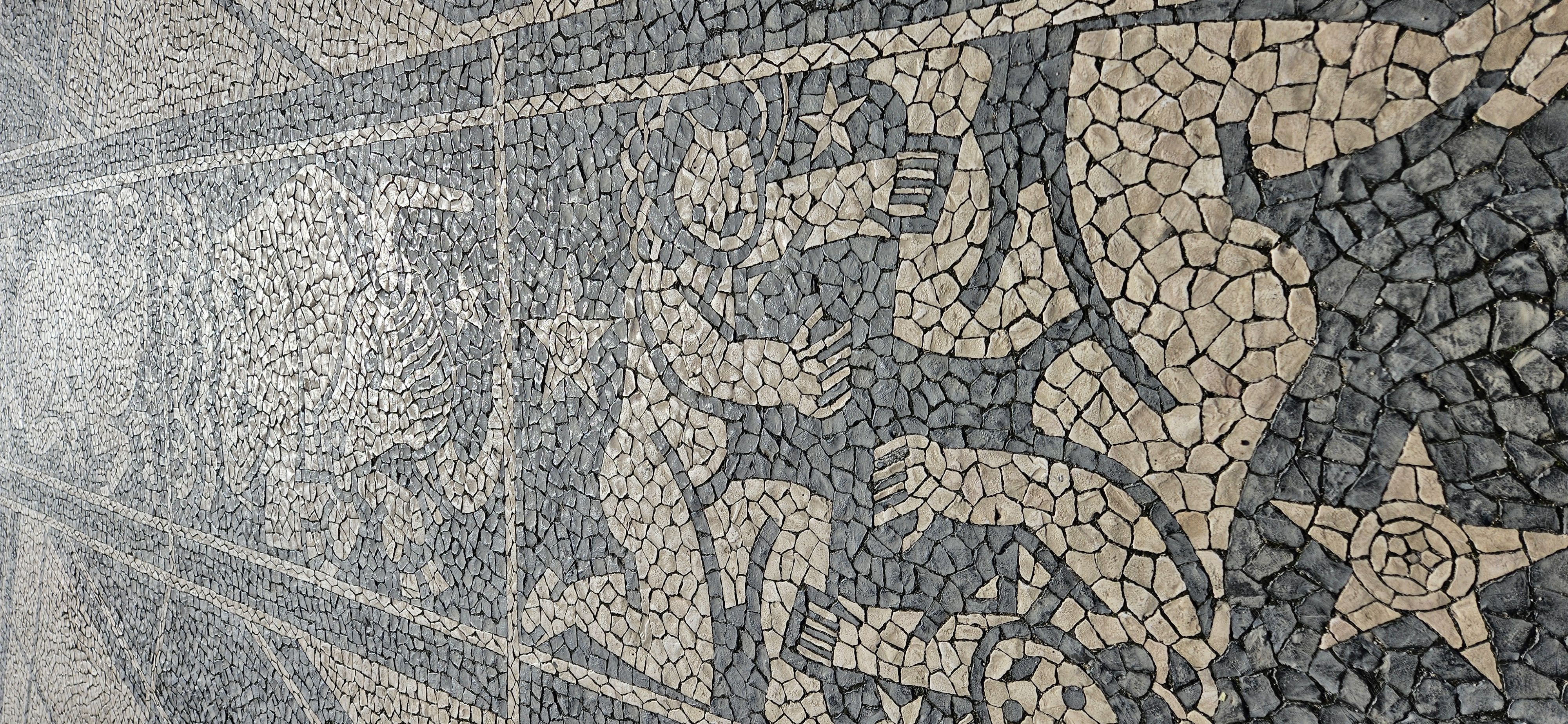 Mosaic in the grounds of Jardim da Praça do Império