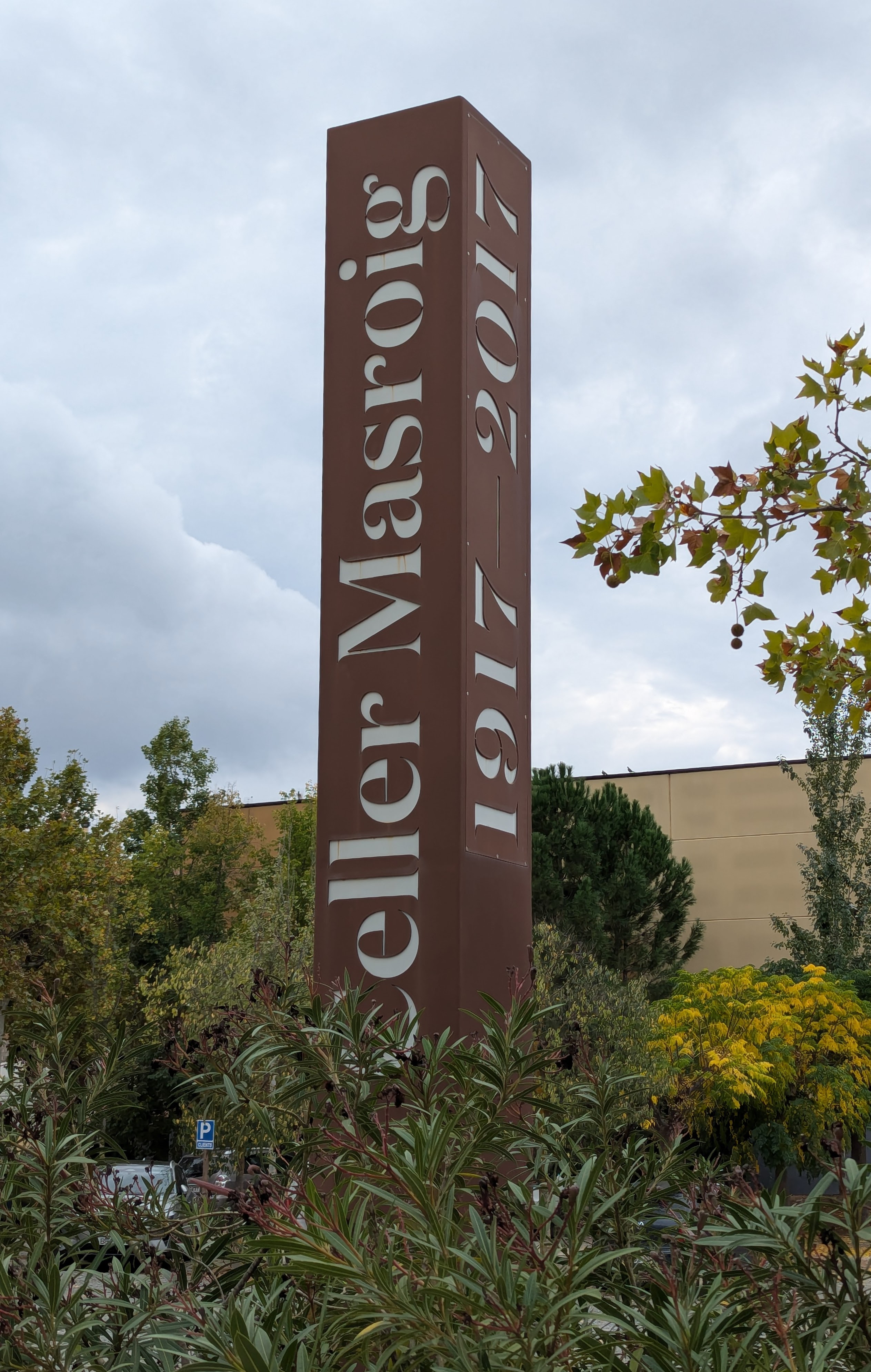 Celler Masroig columnar sign