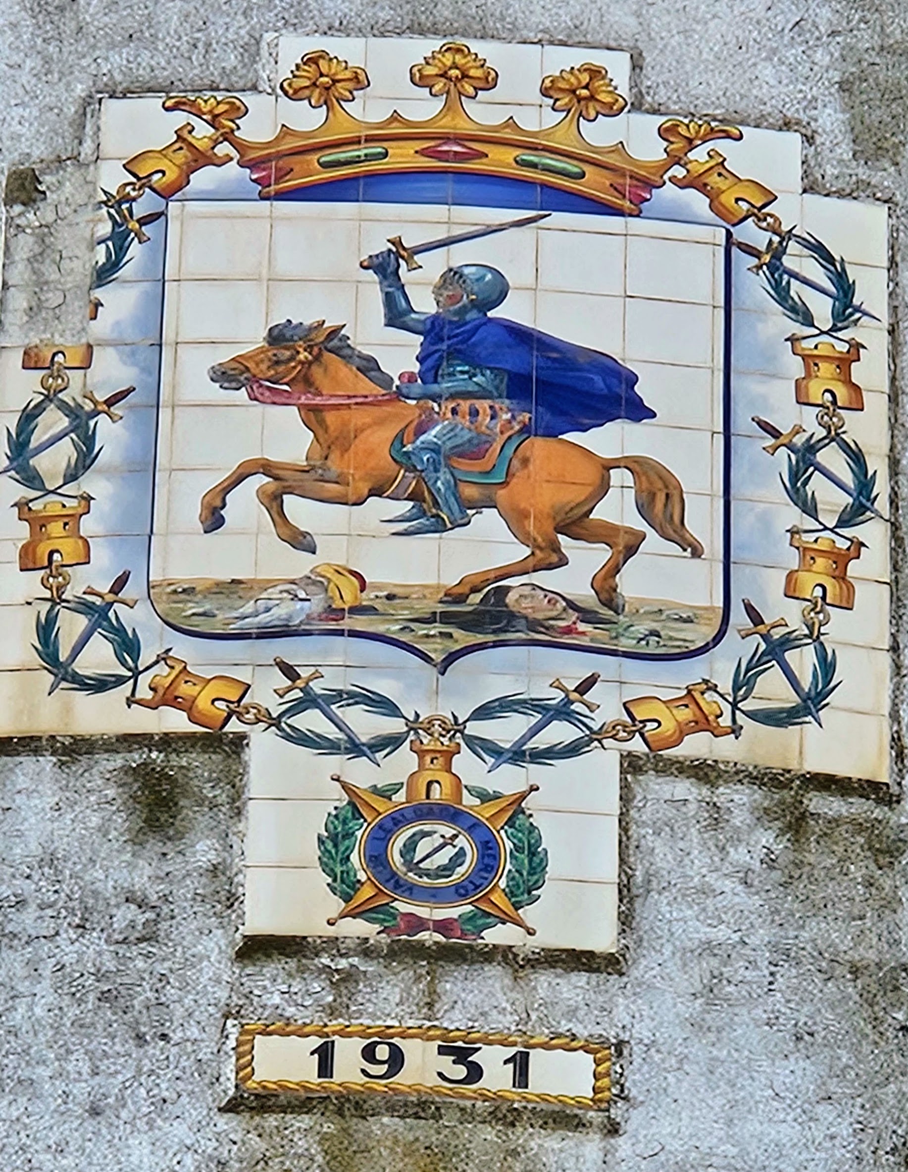 Évora crest on water tower