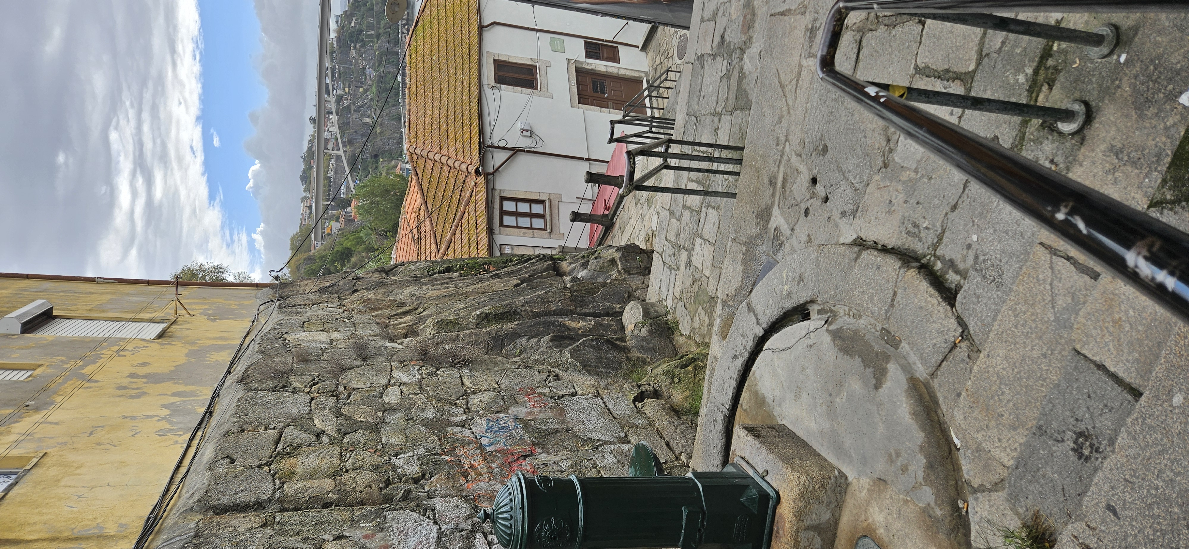 Escada dos Guindais stairs