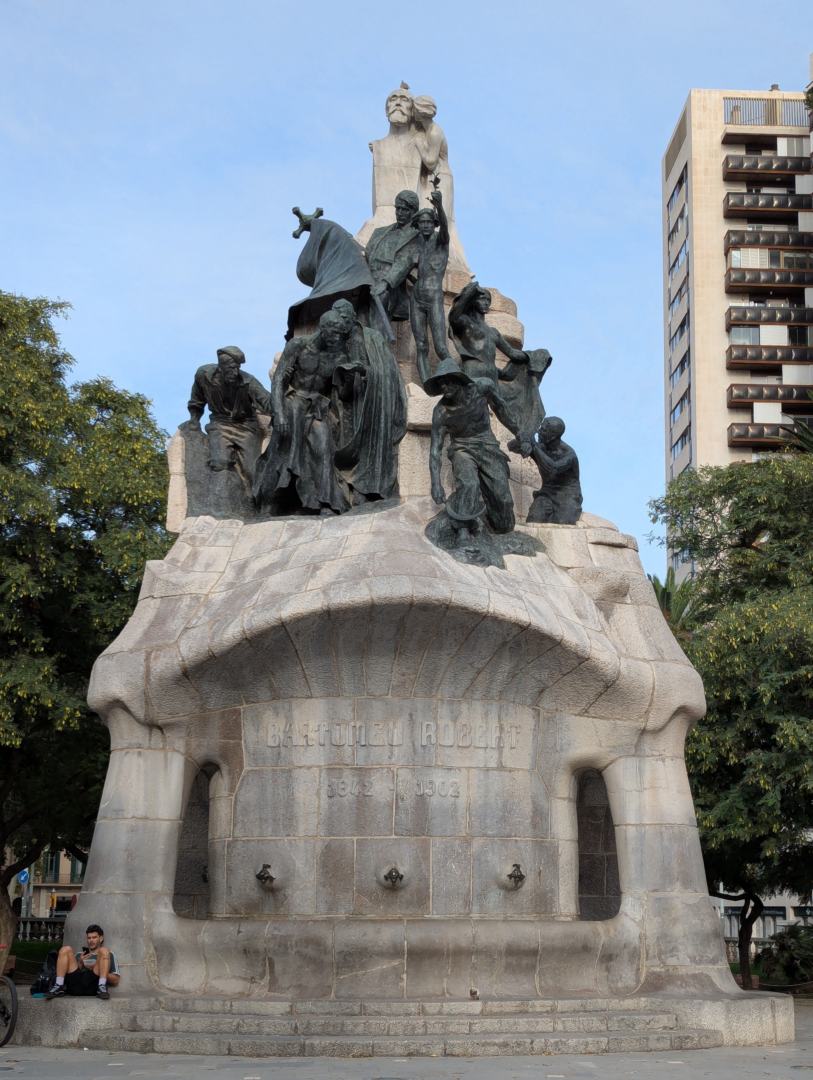 Fountain and monument to Bartomeu Robert