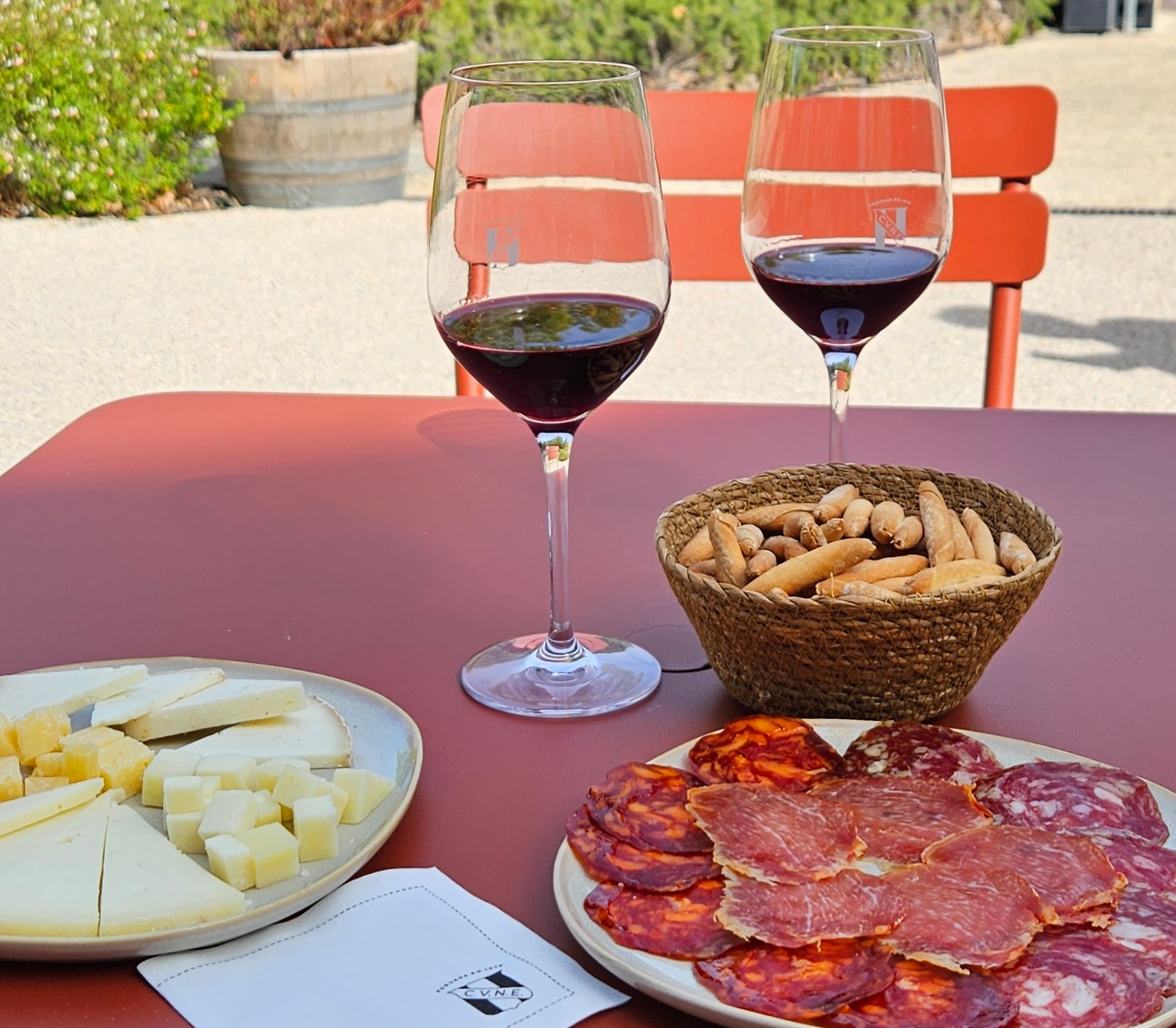 Wine with meats and cheeses from Cune